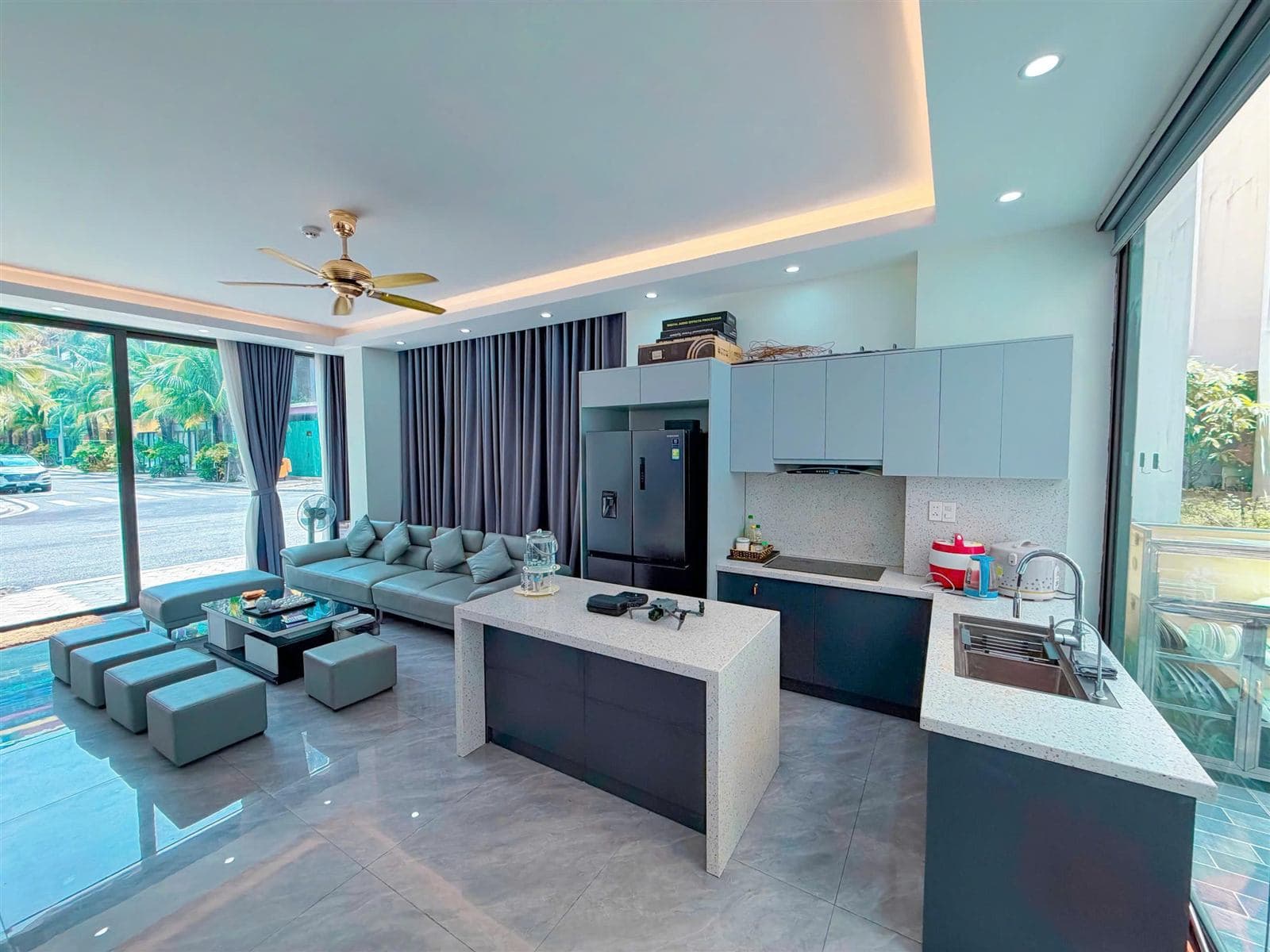 Bếp và sofa