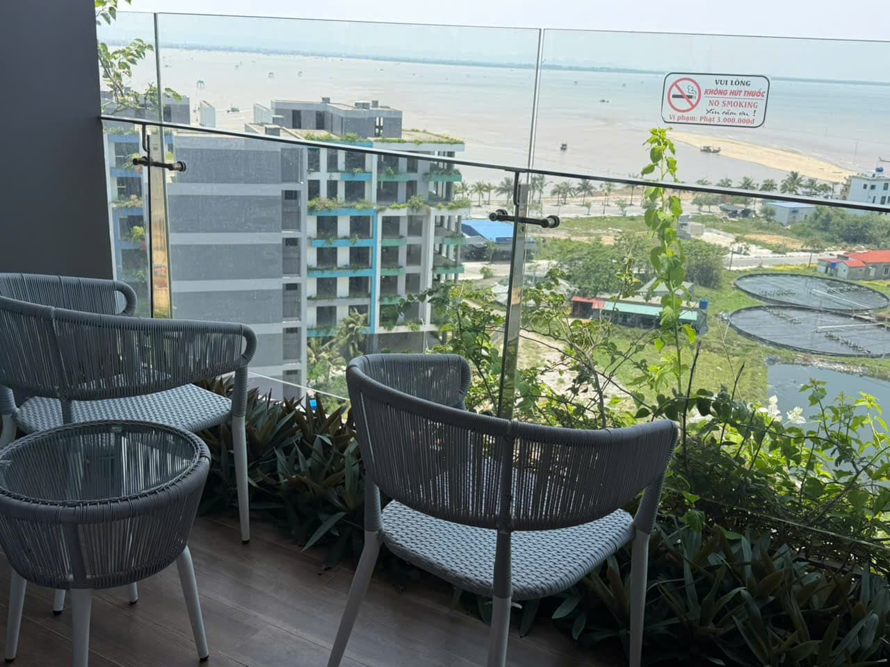 Góc thư giãn ban công, view biển Hải Tiến từ Ibiza Party